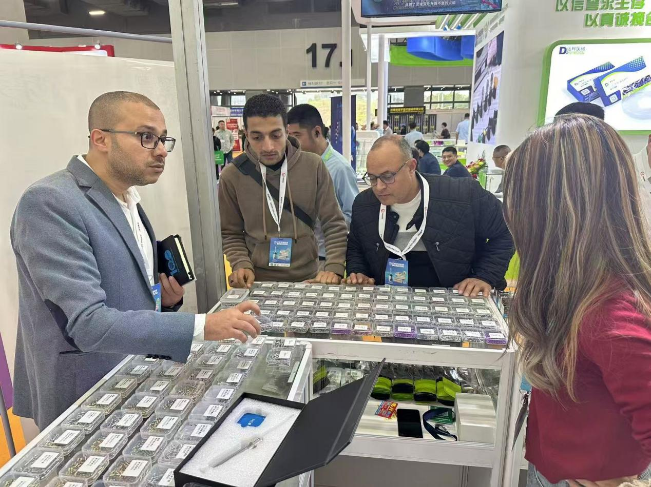 Yamei Medical Shines na Exposição Dentária Internacional, liderando a tendência de acessórios inovadores de implantes